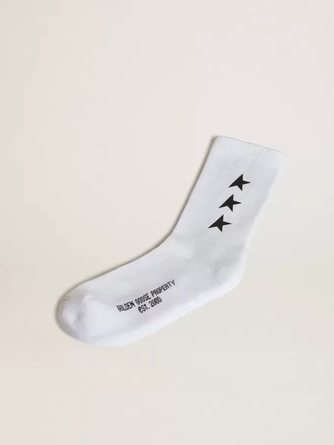 Calcetines blancos desgastados con estrellas negras en contraste Calcetines blancos desgastados con estrellas negras en contraste