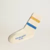 Calcetines blancos desgastados para niño con detalles desgastados y rayas bicolor en azul brillante y mostaza. Calcetines blancos desgastados para niño con detalles desgastados y rayas bicolor en azul brillante y mostaza.