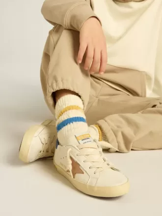 Calcetines blancos desgastados para niño con detalles desgastados y rayas bicolor en azul brillante y mostaza.