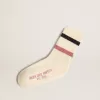 Calcetines blancos desgastados para niño con detalles desgastados y rayas bicolor lila y azul Calcetines blancos desgastados para niño con detalles desgastados y rayas bicolor lila y azul