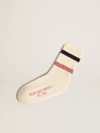 Calcetines blancos desgastados para niño con detalles desgastados y rayas bicolor lila y azul
