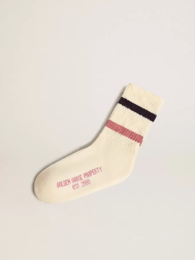 Calcetines blancos desgastados para niño con detalles desgastados y rayas bicolor lila y azul Calcetines blancos desgastados para niño con detalles desgastados y rayas bicolor lila y azul