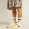 Calcetines blancos desgastados para niño con detalles desgastados y rayas bicolor lila y azul Calcetines blancos desgastados para niño con detalles desgastados y rayas bicolor lila y azul