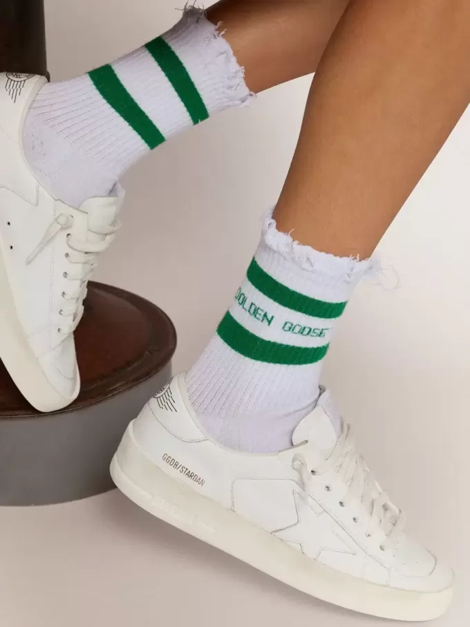 Calcetines de algodón con acabados desgastados, rayas verdes y logotipo Calcetines de algodón con acabados desgastados, rayas verdes y logotipo