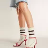 Calcetines desgastados en color blanco con detalles desgastados y rayas marrones Calcetines desgastados en color blanco con detalles desgastados y rayas marrones