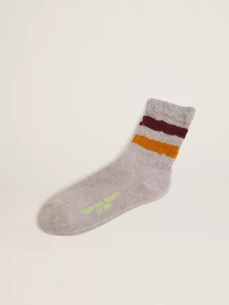Calcetines gris jaspeado con detalles desgastados y rayas bicolor