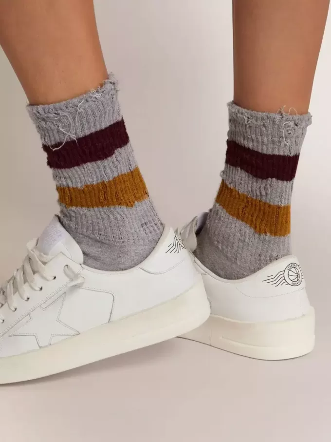 Calcetines gris jaspeado con detalles desgastados y rayas bicolor Calcetines gris jaspeado con detalles desgastados y rayas bicolor