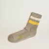 Calcetines grises con detalles desgastados y rayas amarillas y blancas Calcetines grises con detalles desgastados y rayas amarillas y blancas