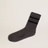 Calcetines grises con detalles desgastados y rayas negras. Calcetines grises con detalles desgastados y rayas negras.