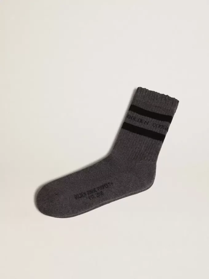 Calcetines grises con detalles desgastados y rayas negras. Calcetines grises con detalles desgastados y rayas negras.