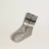 Calcetines grises para niño con detalles desgastados y rayas blancas y azules desgastadas Calcetines grises para niño con detalles desgastados y rayas blancas y azules desgastadas