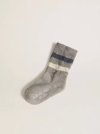 Calcetines grises para niño con detalles desgastados y rayas blancas y azules desgastadas
