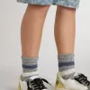 Calcetines grises para niño con detalles desgastados y rayas blancas y azules desgastadas Calcetines grises para niño con detalles desgastados y rayas blancas y azules desgastadas