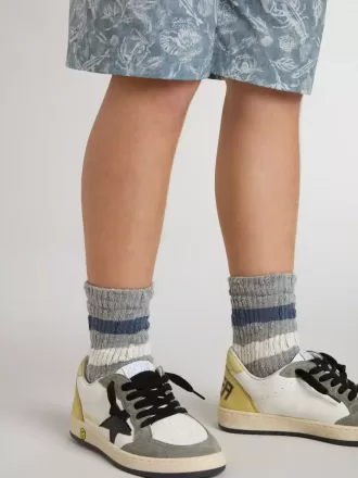 Calcetines grises para niño con detalles desgastados y rayas blancas y azules desgastadas