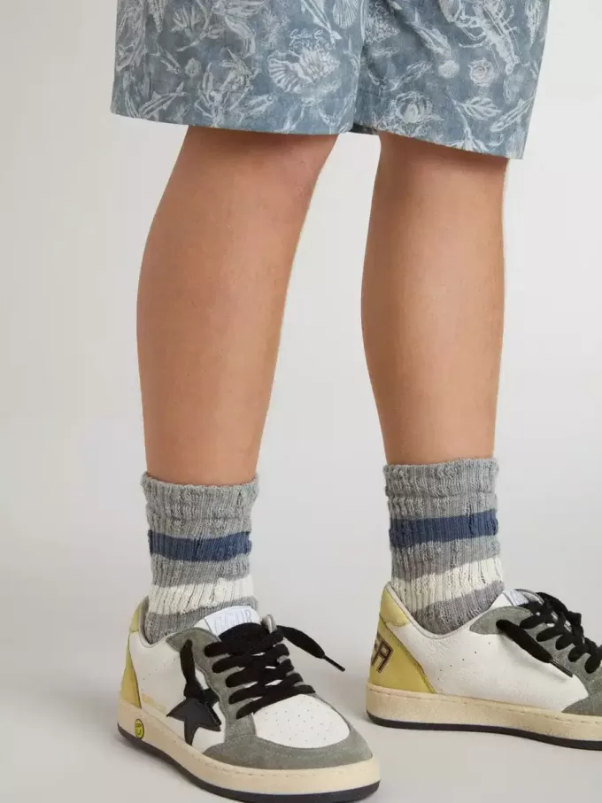 Calcetines grises para niño con detalles desgastados y rayas blancas y azules desgastadas Calcetines grises para niño con detalles desgastados y rayas blancas y azules desgastadas