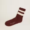 Calcetines marrones con detalles desgastados y rayas blancas desgastadas Calcetines marrones con detalles desgastados y rayas blancas desgastadas