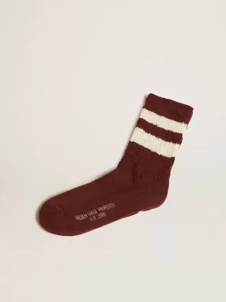 Calcetines marrones con detalles desgastados y rayas blancas desgastadas