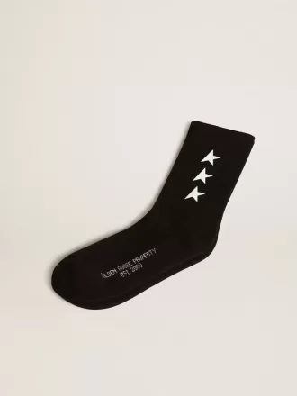 Calcetines negros con estrellas blancas en contraste