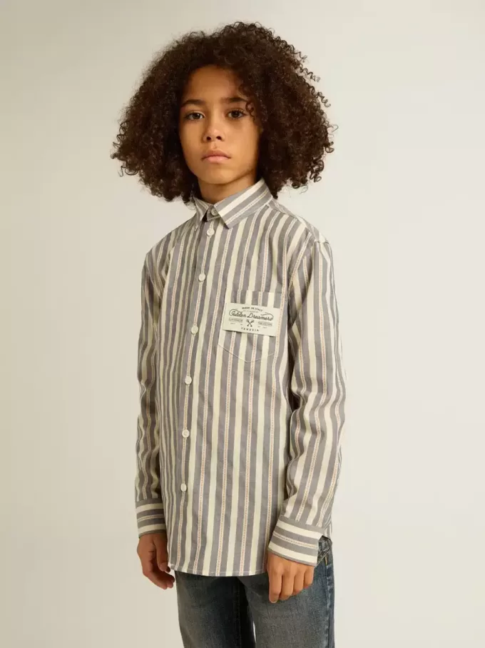 Camisa a rayas para niño con detalle Golden Dreamers en el bolsillo Camisa a rayas para niño con detalle Golden Dreamers en el bolsillo