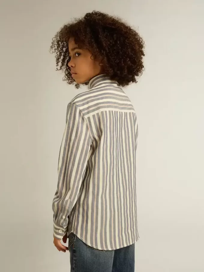 Camisa a rayas para niño con detalle Golden Dreamers en el bolsillo Camisa a rayas para niño con detalle Golden Dreamers en el bolsillo