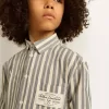 Camisa a rayas para niño con detalle Golden Dreamers en el bolsillo Camisa a rayas para niño con detalle Golden Dreamers en el bolsillo