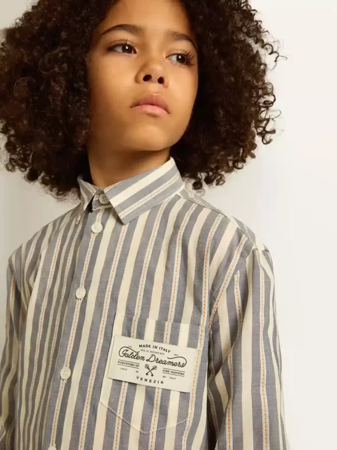 Camisa a rayas para niño con detalle Golden Dreamers en el bolsillo Camisa a rayas para niño con detalle Golden Dreamers en el bolsillo