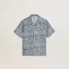 Camisa azul para niño con estampado blanco
