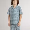 Camisa azul para niño con estampado blanco