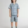 Camisa azul para niño con estampado blanco