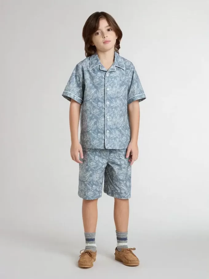 Camisa azul para niño con estampado blanco