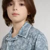 Camisa azul para niño con estampado blanco
