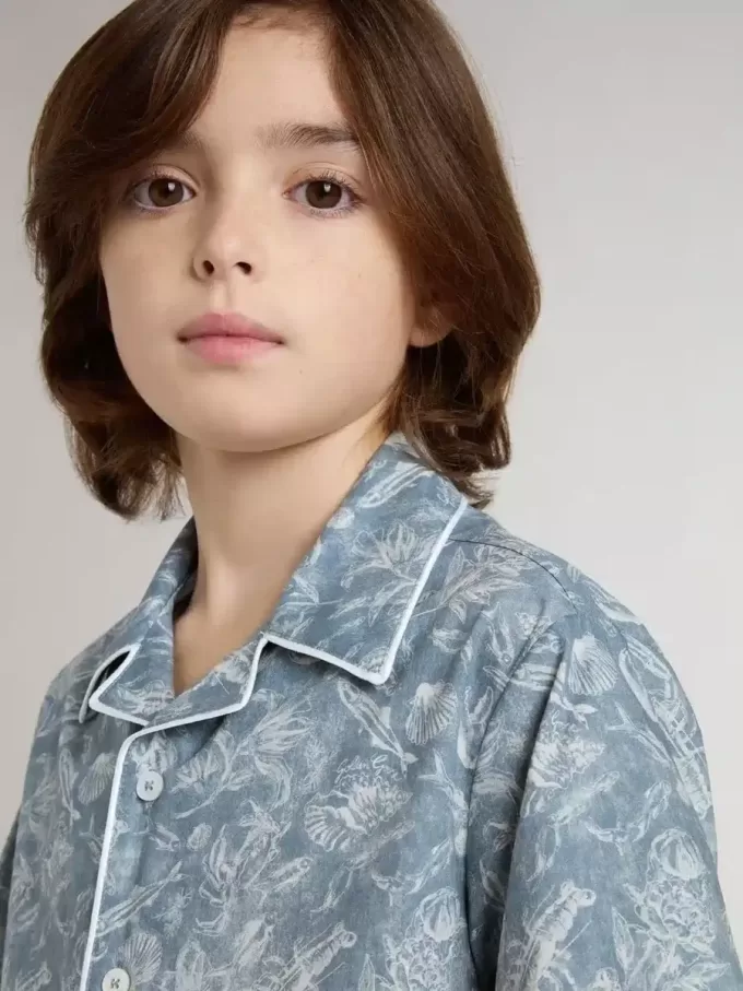 Camisa azul para niño con estampado blanco