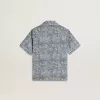 Camisa azul para niño con estampado blanco