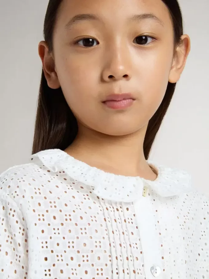 Camisa blanca de algodón con bordado inglés para niña