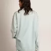 Camisa boyfriend blanqueada para mujer con cristales cabujones Camisa boyfriend blanqueada para mujer con cristales cabujones