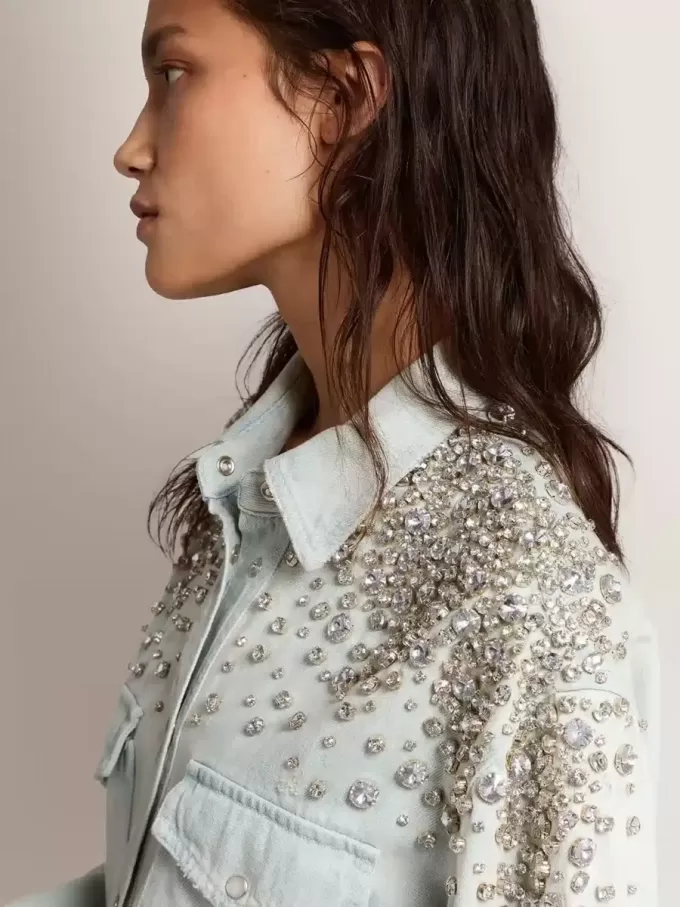 Camisa boyfriend blanqueada para mujer con cristales cabujones Camisa boyfriend blanqueada para mujer con cristales cabujones