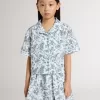 Camisa corta blanca para niña con estampado azul