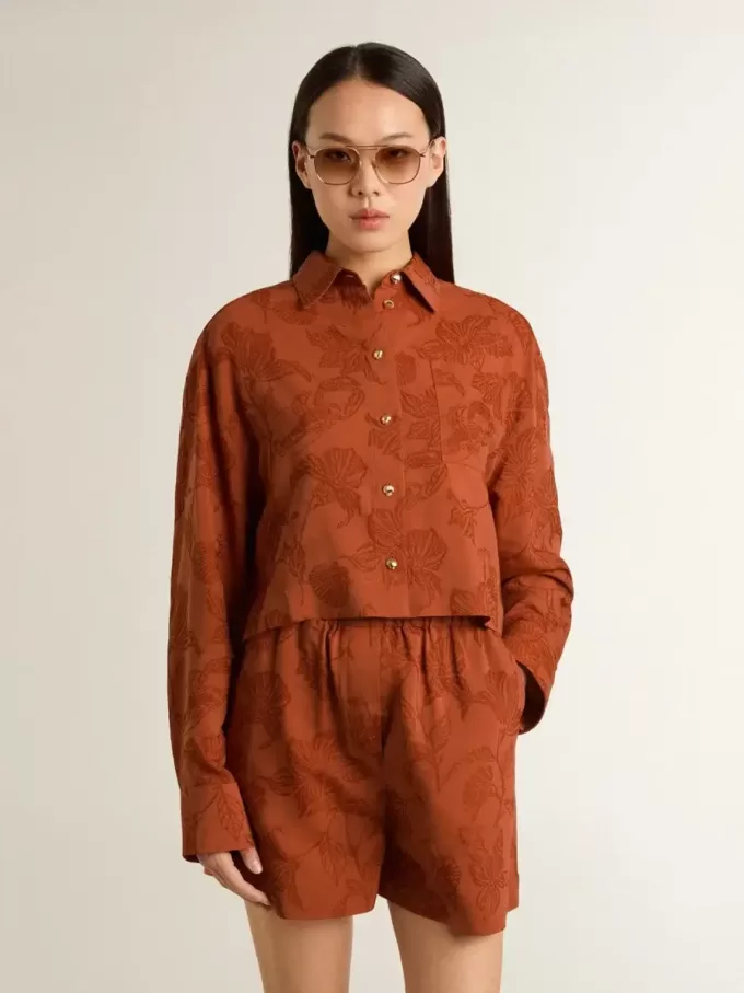 Camisa corta de mujer en jacquard rojo ladrillo con mangas anchas Camisa corta de mujer en jacquard rojo ladrillo con mangas anchas