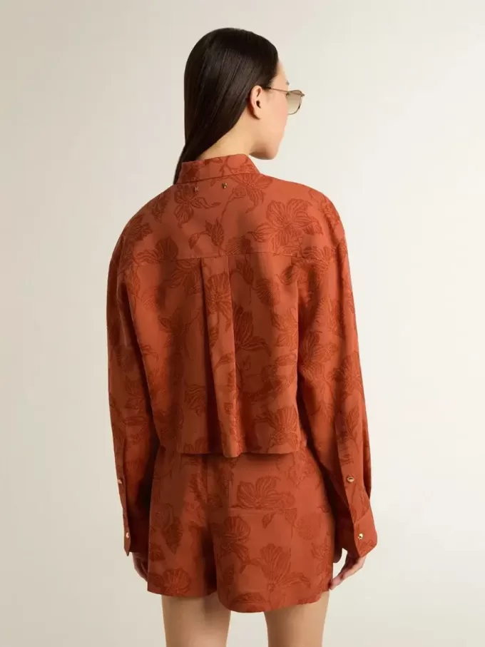 Camisa corta de mujer en jacquard rojo ladrillo con mangas anchas Camisa corta de mujer en jacquard rojo ladrillo con mangas anchas