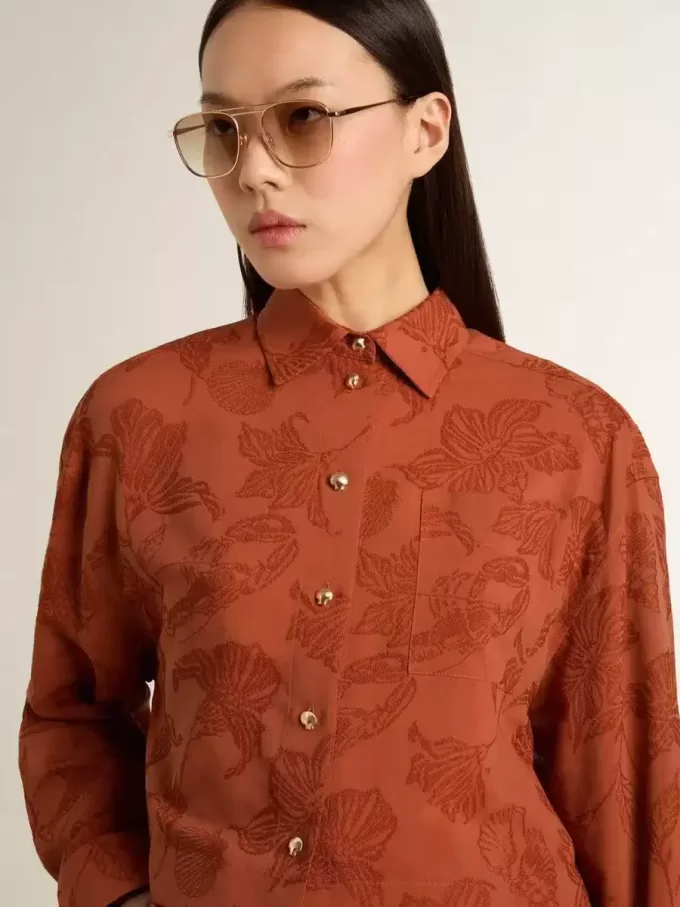 Camisa corta de mujer en jacquard rojo ladrillo con mangas anchas Camisa corta de mujer en jacquard rojo ladrillo con mangas anchas