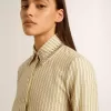 Camisa crudo con rayas y cristales bordados Camisa crudo con rayas y cristales bordados