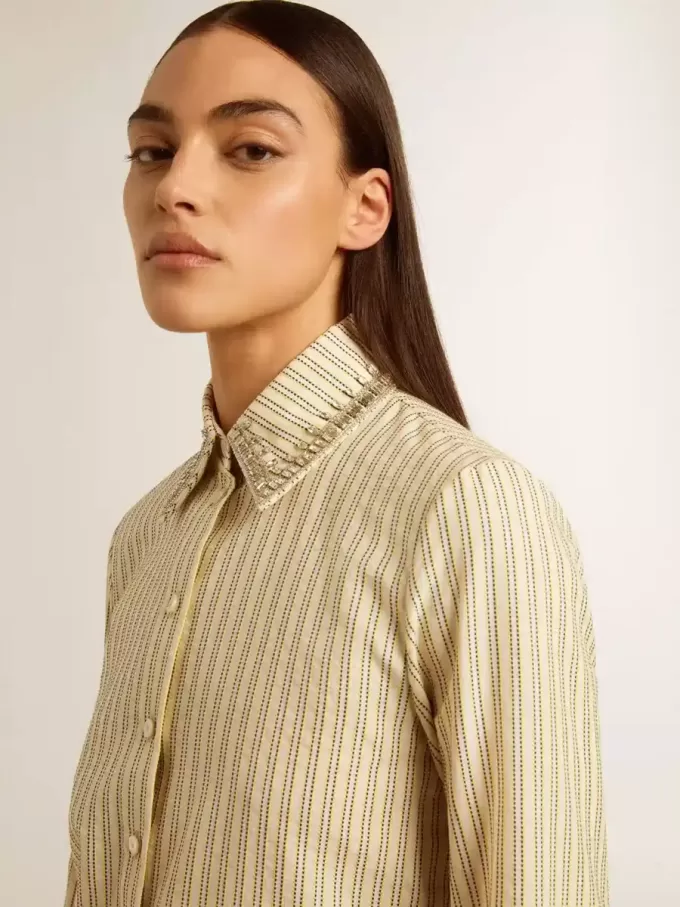 Camisa crudo con rayas y cristales bordados Camisa crudo con rayas y cristales bordados