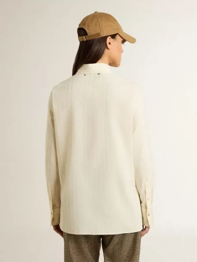 Camisa de algodón color crema para mujer con bordado floral Camisa de algodón color crema para mujer con bordado floral