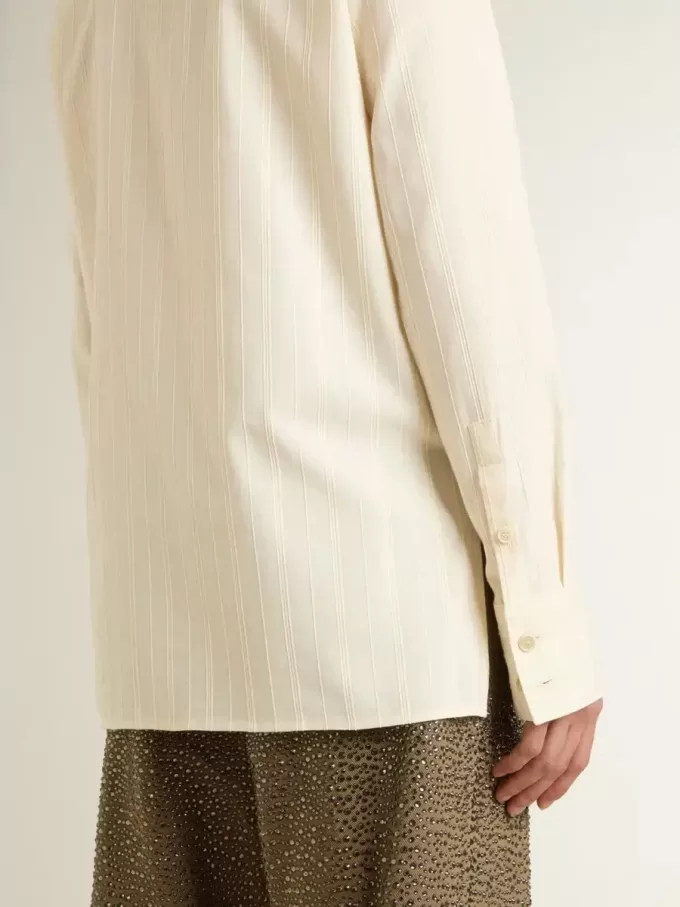 Camisa de algodón color crema para mujer con bordado floral Camisa de algodón color crema para mujer con bordado floral