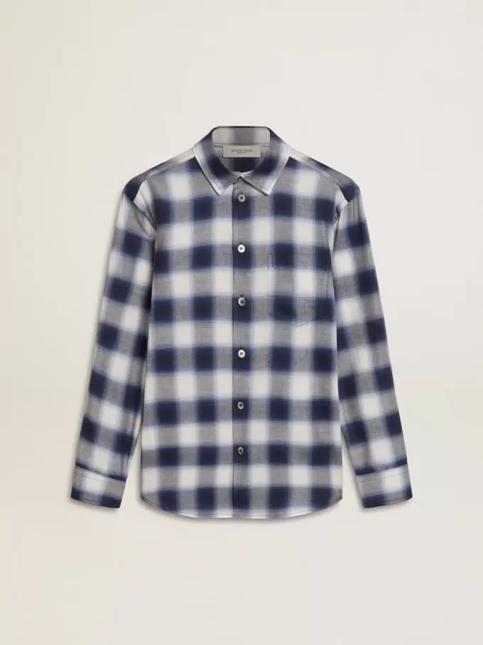 Camisa de cuadros azules y blancos para niño con estampado en la espalda Camisa de cuadros azules y blancos para niño con estampado en la espalda