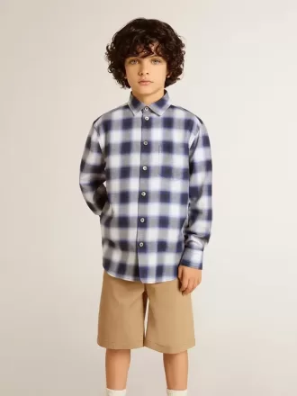 Camisa de cuadros azules y blancos para niño con estampado en la espalda