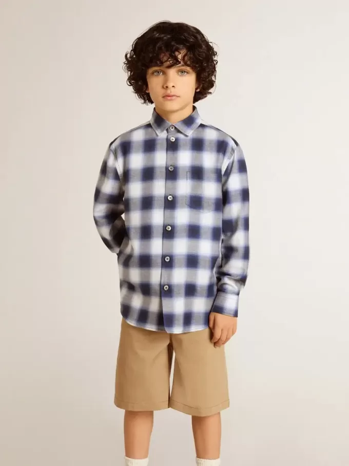 Camisa de cuadros azules y blancos para niño con estampado en la espalda Camisa de cuadros azules y blancos para niño con estampado en la espalda