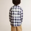 Camisa de cuadros azules y blancos para niño con estampado en la espalda Camisa de cuadros azules y blancos para niño con estampado en la espalda