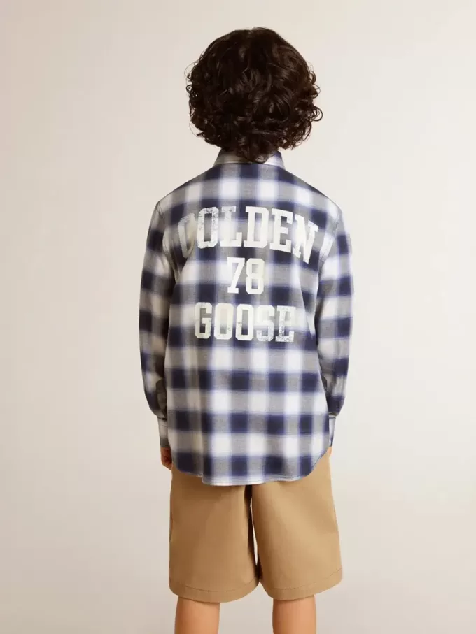 Camisa de cuadros azules y blancos para niño con estampado en la espalda Camisa de cuadros azules y blancos para niño con estampado en la espalda