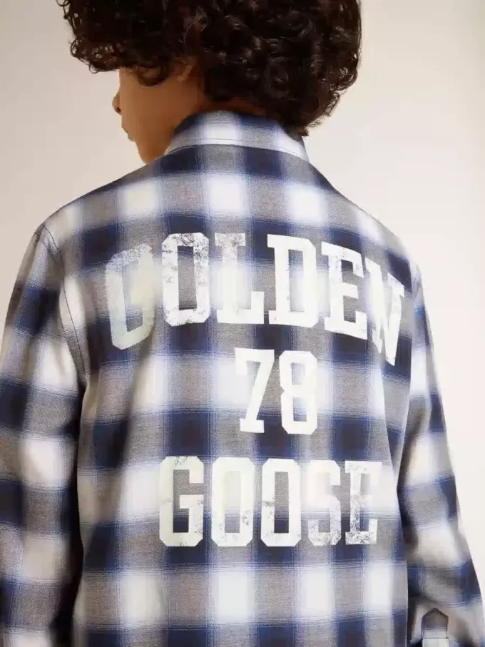 Camisa de cuadros azules y blancos para niño con estampado en la espalda Camisa de cuadros azules y blancos para niño con estampado en la espalda